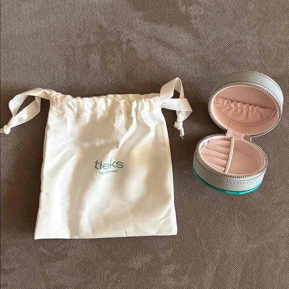 NWT Tieks travel jewelry zip case (2025 advent calendar) - gray - Picture 2 of 2